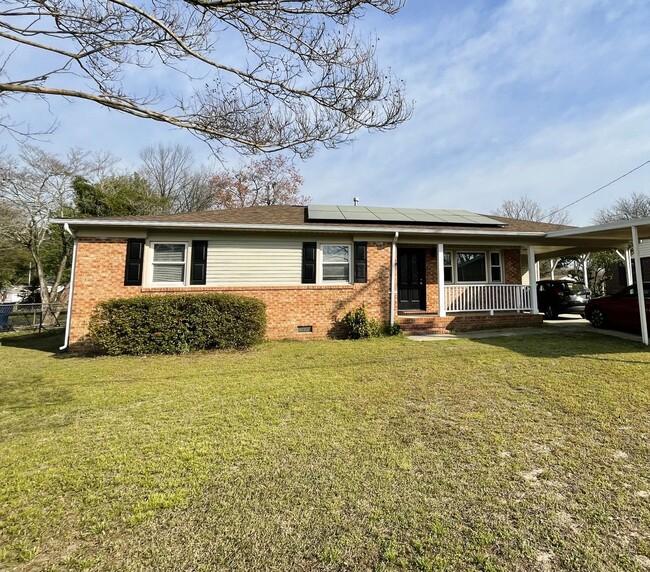 Building Photo - 3 Bedroom 2 Bathroom- Pets Considered