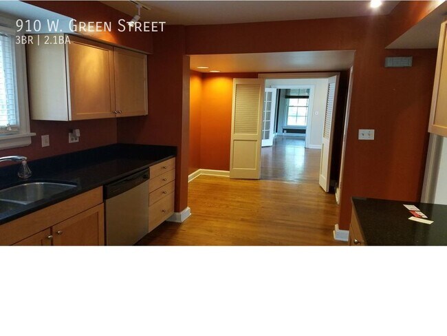 Building Photo - Charming Corner Lot Home Near U of I