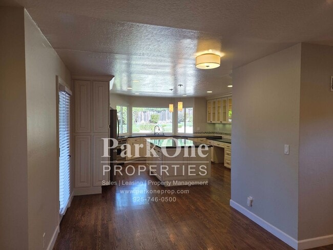 Building Photo - 137 Lombardy Ln