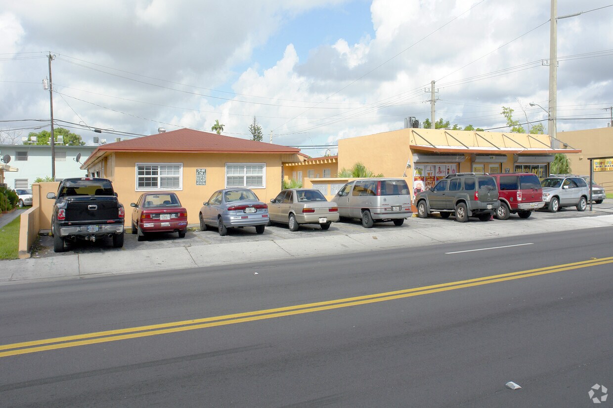 Primary Photo - 3280 Palm Ave