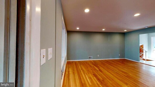 Building Photo - 8606 Magnolia Dr