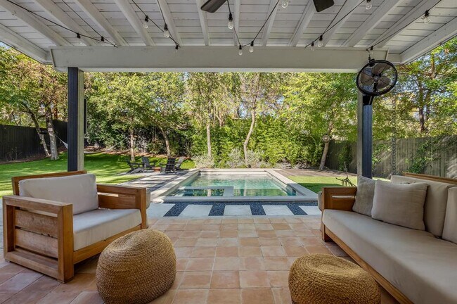 Foto del edificio - 1604 Elmhurst Dr