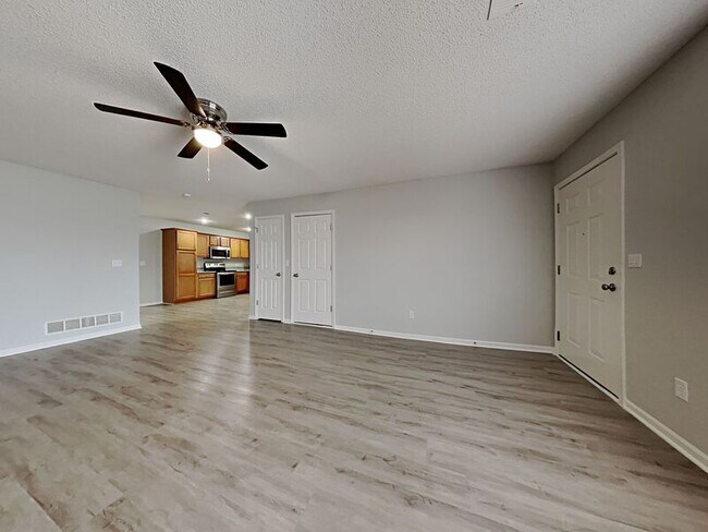 Building Photo - 317 NW Woodbury Dr