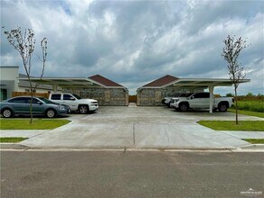 Building Photo - 10 Sugar Gdn Dr Building Photo - 10 Sugar Gdn Dr