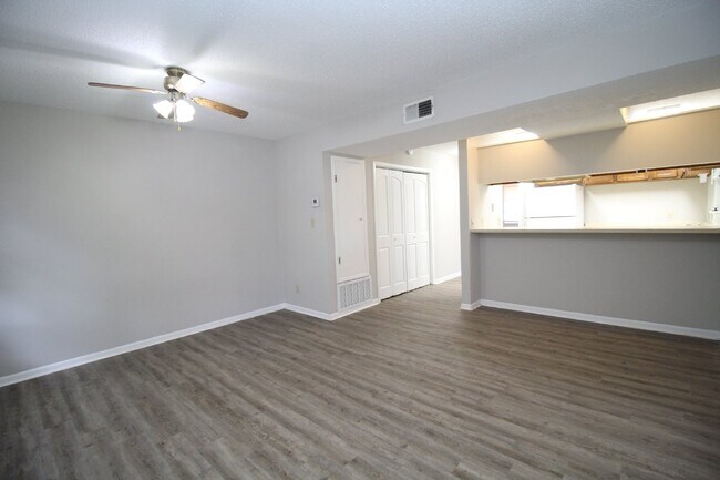 Foto del edificio - Two-story 2 bedroom townhouse in Northeast...