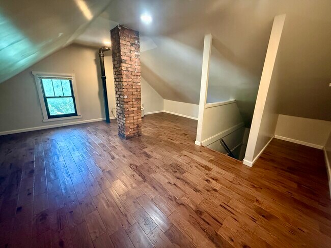 Foto del edificio - 468 E Tompkins St
