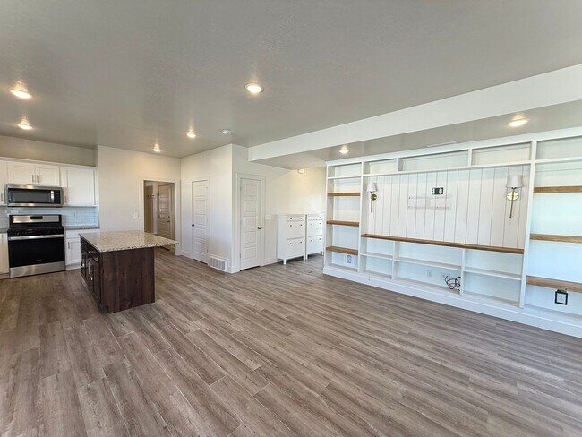 Building Photo - 4 bedroom 2.5 bath Plain City House