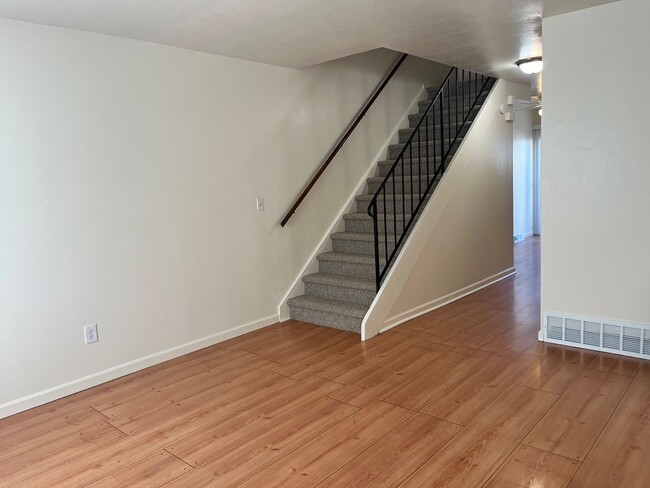 Building Photo - Remodeled 2 Bed/2 Bath Townhome Near 6th &...