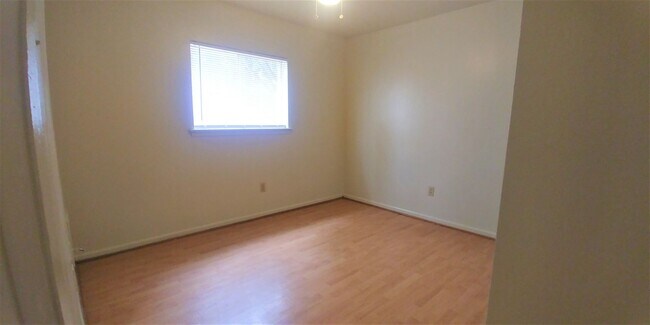Foto del edificio - 2/1 Fourplex Unit for Lease in Northgate, Easy Bike Ride to Campus!