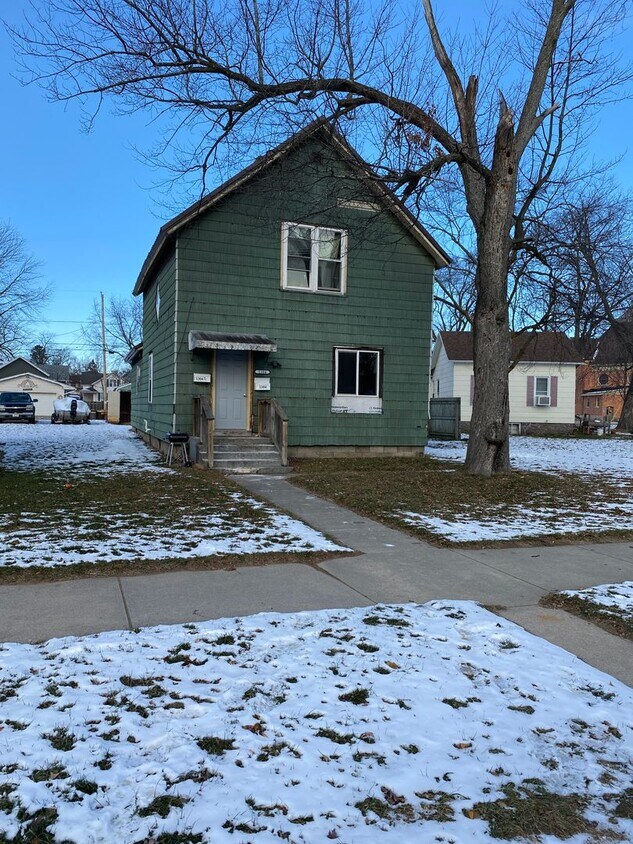 1304 Elizabeth Ave Unit 1304 Elizabeth, WI 54143 Room for