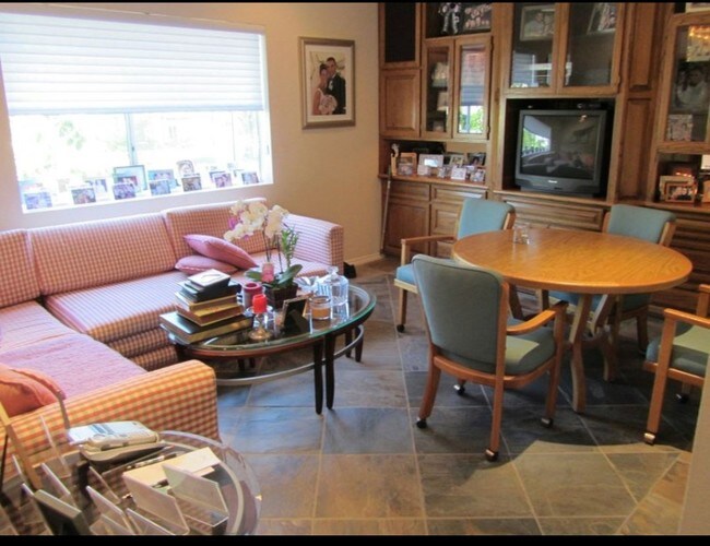 Sala de estar - 18135 Burbank Blvd