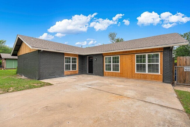 Building Photo - 1204 Spearson Ln