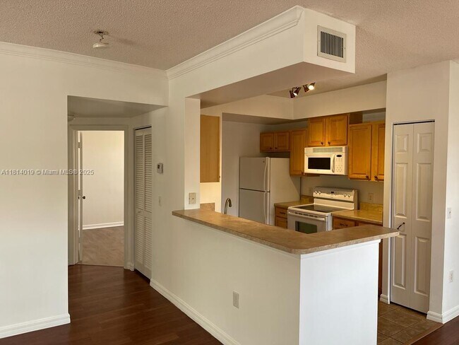 Foto del edificio - 2412 Centergate Dr