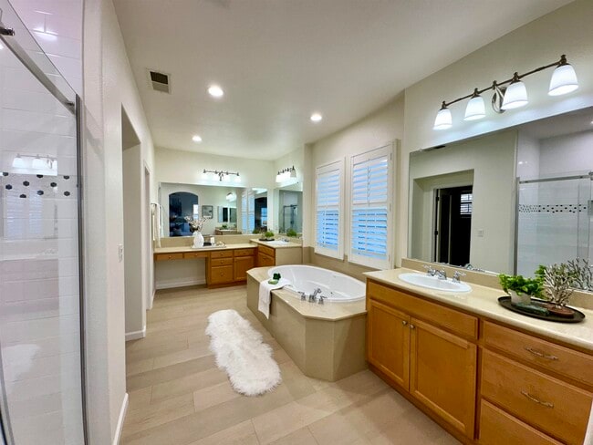 Building Photo - 372 S Caballo St