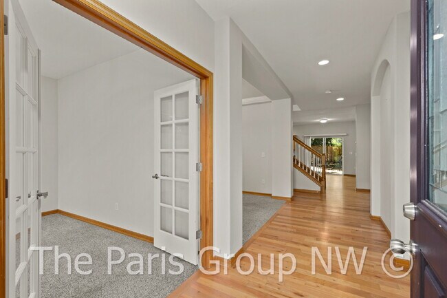 Foto del edificio - Beautiful Central Bothell Home. Great Floor Plan! Open Lvg Spaces, Office, Bonus Room  + XL Bedro...