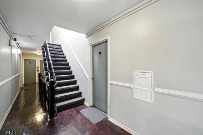 Foto del edificio - 819 Bloomfield Ave