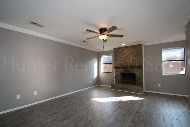 Foto del edificio - Spacious 4-Bedroom Home with Bonus Room, L...