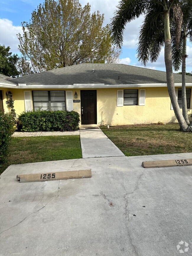 Building Photo - 1253 White Pine Dr