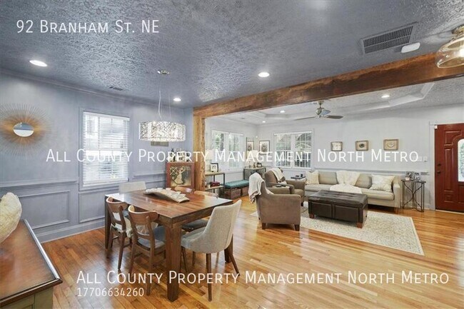Foto del edificio - Updated Bungalow in Sought After Kirkwood