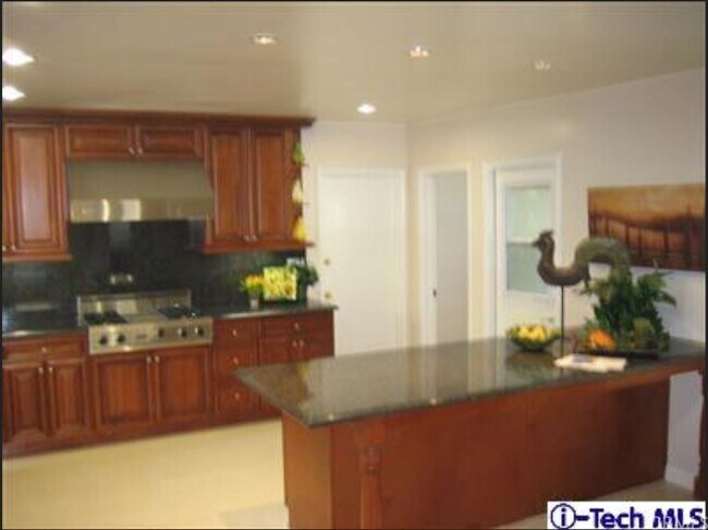 Building Photo - 708 Orange Grove Terrace