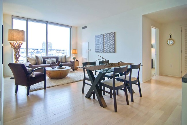 Building Photo - Infinity Condo with Water Views