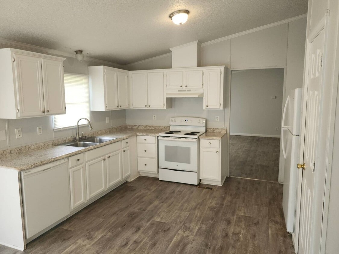 Primary Photo - 76 Thompson Cir