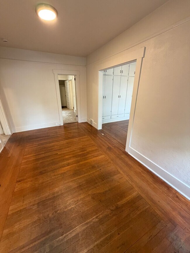 Building Photo - (844) NW 15th St. - 3 Bedroom / 1 Bathroom w/ Two Large Bonus Rooms