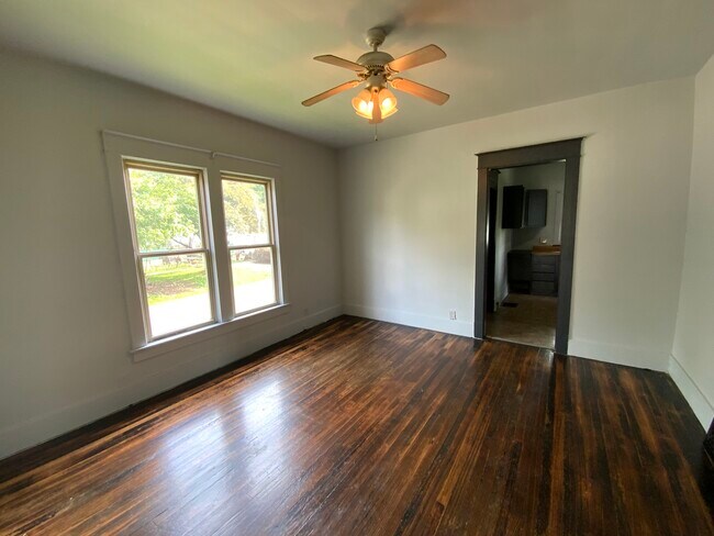 Building Photo - 909 N Griffin St