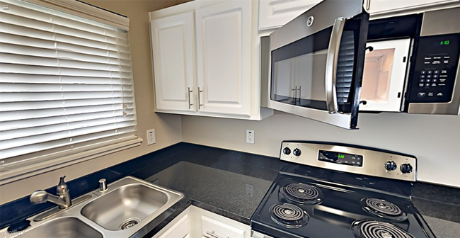 Building Photo - 6500 Country Club Dr