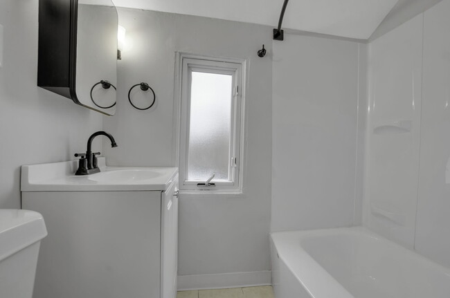 Baño completo - Amherst Townhomes