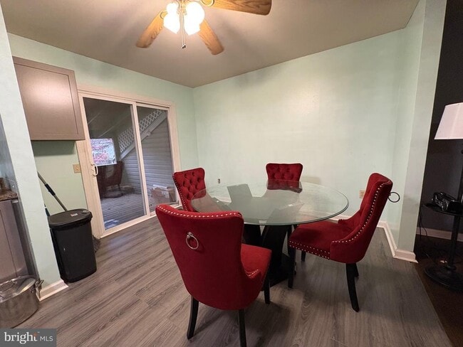 Building Photo - 2000 English Oak Ct