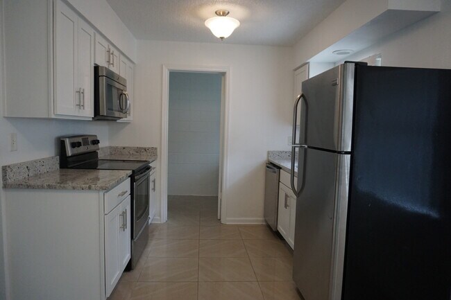 Kitchen - 201 N Hampton Ave