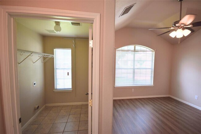 Building Photo - 102 Newport Landing Pl