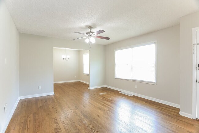 Foto del edificio - 817 Hillview Dr