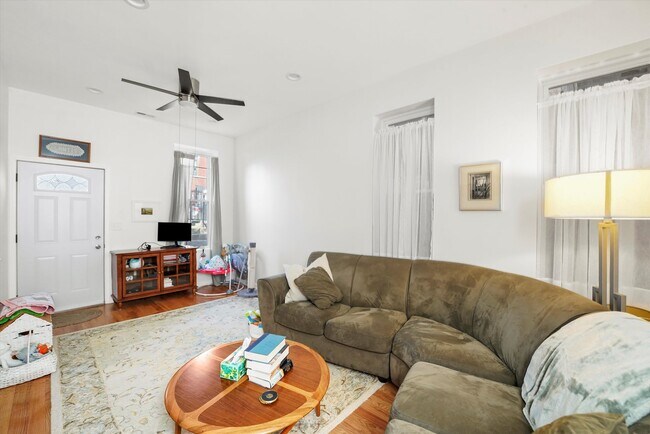 Foto del edificio - 2141 W Coulter St