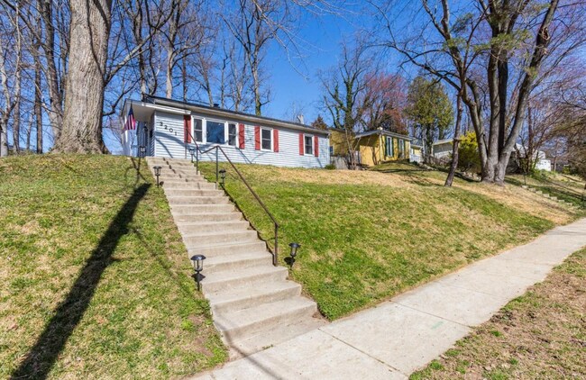 Building Photo - 3201 Henderson Ave