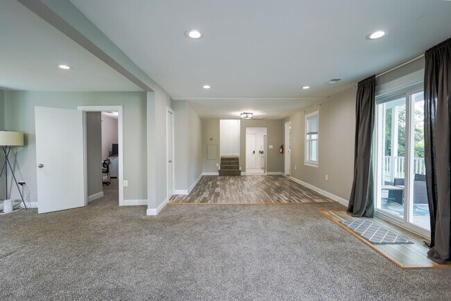 Building Photo - Spacious 4 BR/2 BA Single-Family Home in C...