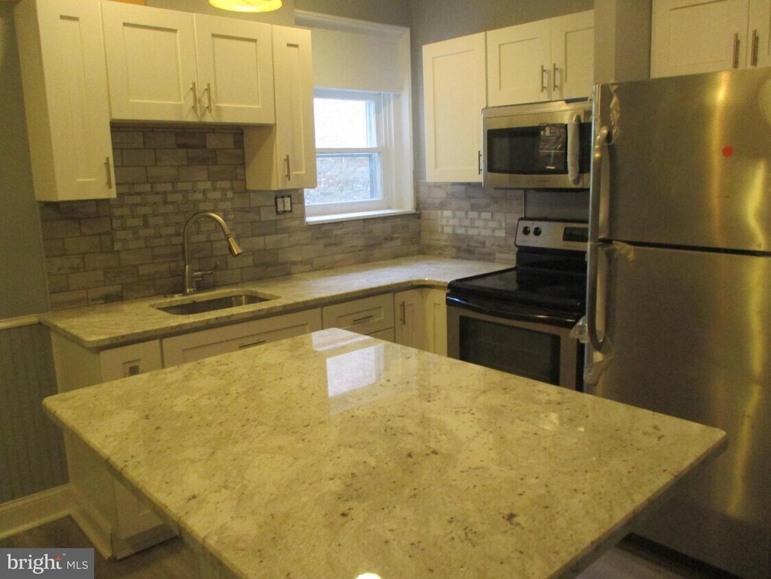 Primary Photo - 40 E Coulter St