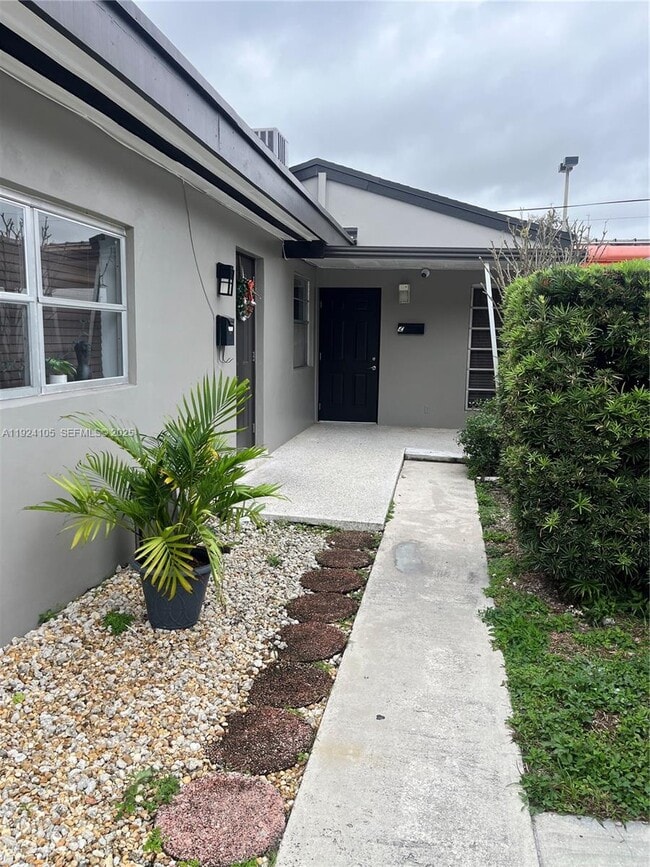 Building Photo - 920 SW 30th Ave