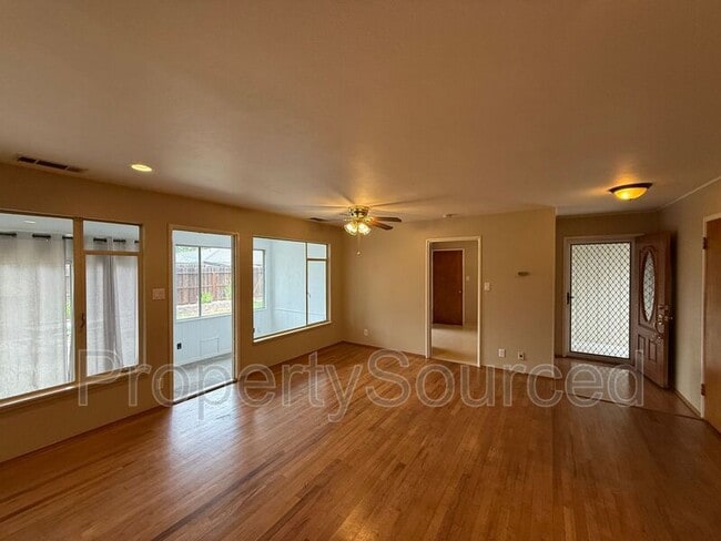 Building Photo - 1537 Maplewood Dr