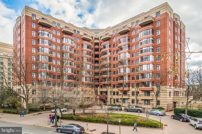 The Charleston Condominium - 2400 Clarendon Blvd