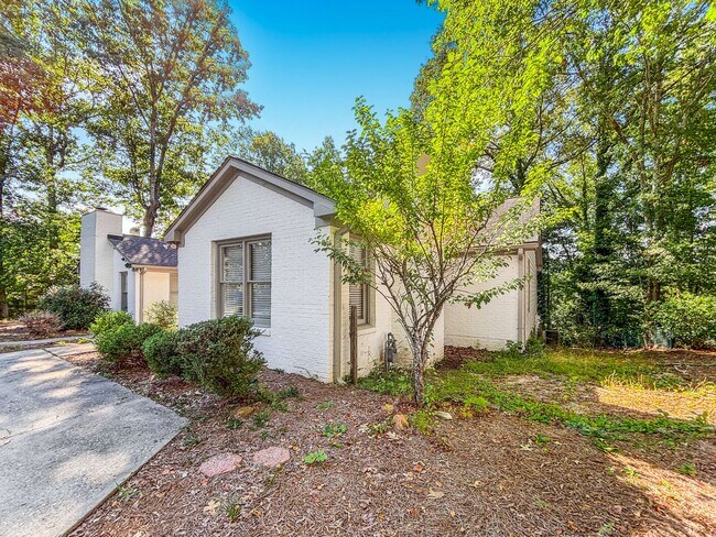 Building Photo - Charming Updated 2BR/2BA Duplex Close To E...