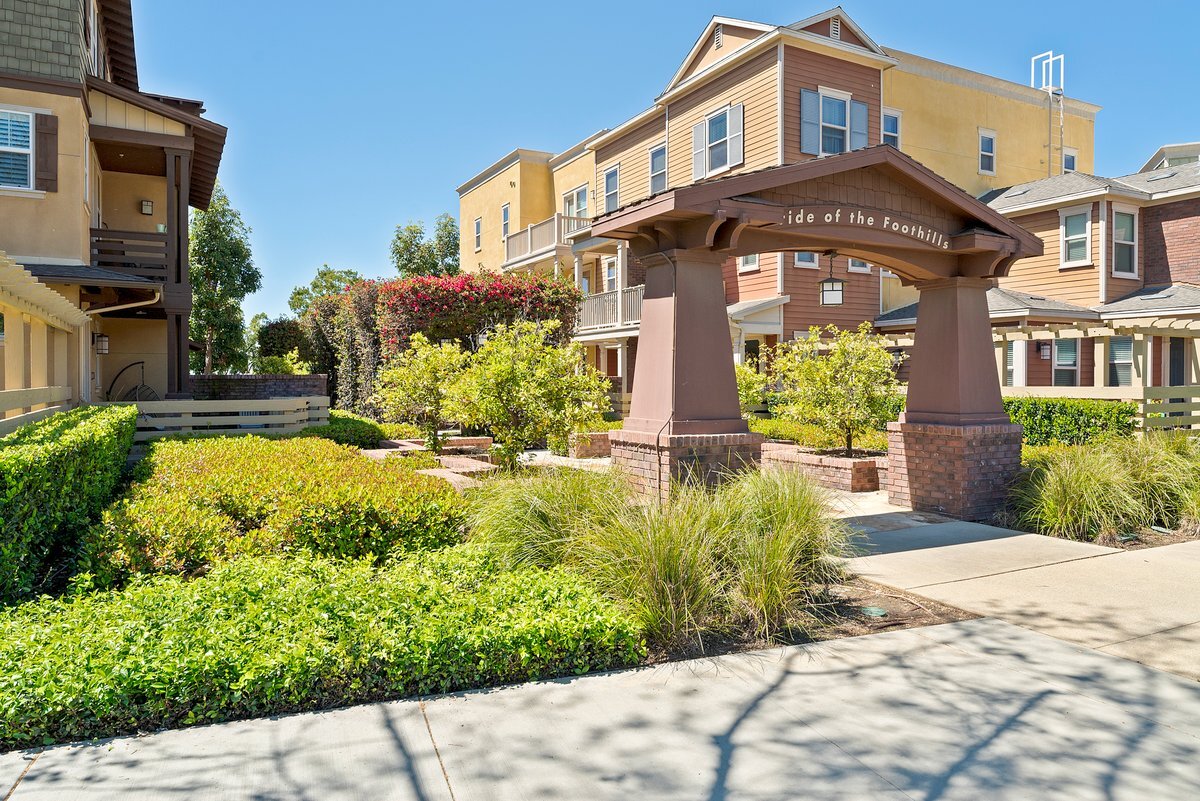 Foto principal - 329 S Glendora Ave