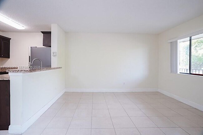 Foto del edificio - 1825 Meadows Cir W