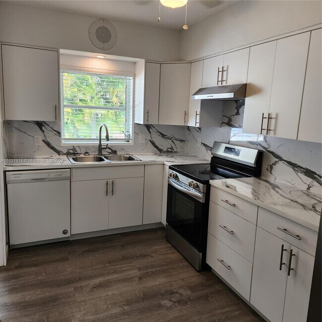Building Photo - 5340 Orduna Dr
