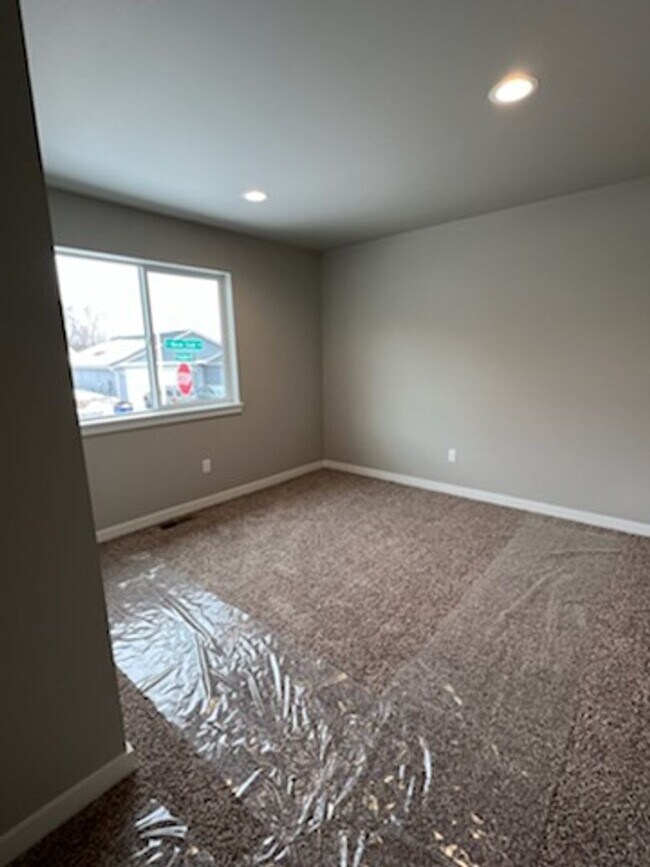 Foto del edificio - 3 bed/2 bath rambler style home! Attached garage, fenced back yard & A/C!