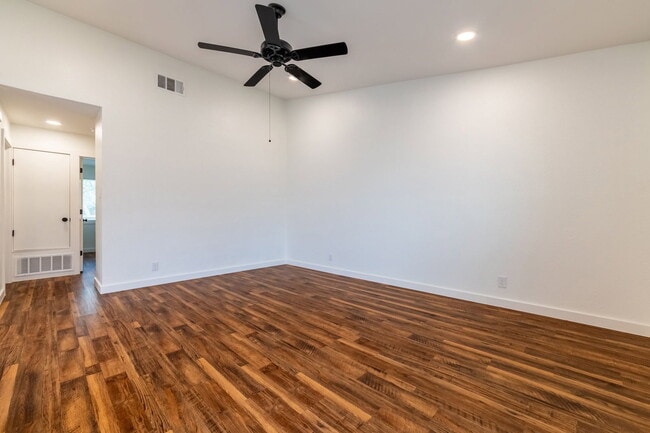 Building Photo - 1205 Dobie Dr