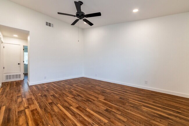 Foto del edificio - 1205 Dobie Dr