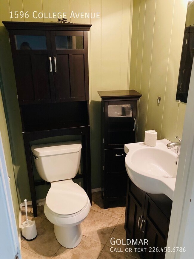 Photo du bâtiment - Calling All Students: 5 bedroom 1.5 bathroom house by the University of Windsor