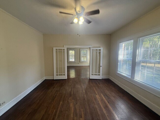 Foto del edificio - 911 Shady Oak Ln